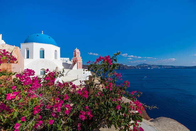 Relajante y romántica vista con arquitectura blanca en Santorini Grecia caldera vista sobre el mar azul