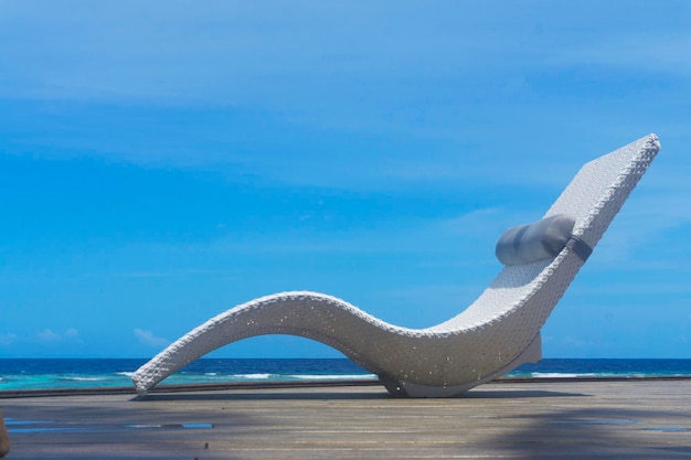 Relajante tumbona de verano bajo un cielo azul