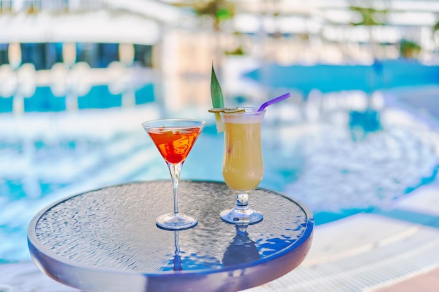 Relajantes vacaciones con refrescantes cócteles junto a la piscina en el resort todo incluido