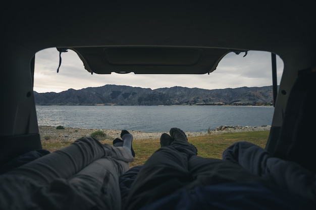 Relajarse en una caravana frente a un lago