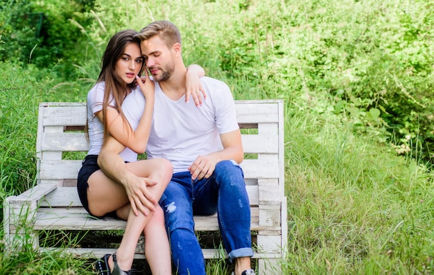 Relajarse con cariño Amantes caricias Pareja enamorada sentarse banco Confianza e intimidad Abrazo sensual Concepto de amor y romance Vacaciones de verano Cita romántica en el parque Guapo chica guapa enamorada