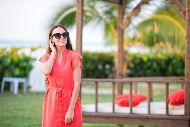 Relajarse y disfrutar en las vacaciones de verano, mujer tumbada en una hamaca en la playa