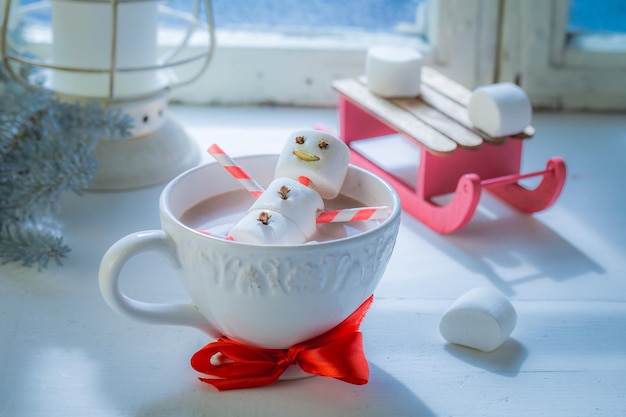 Relajarse en muñeco de nieve de chocolate caliente para Navidad y trineo