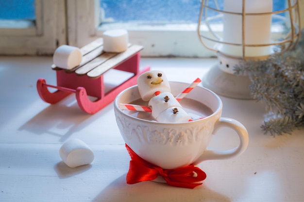 Relajarse en muñeco de nieve de chocolate caliente para Navidad