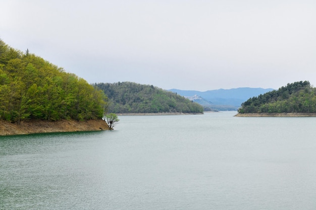 Relajarse paisajes tranquilos de otoño sobre el lago Pertusillo en val d'Agri en la provincia de Potenza Basilicata Italia