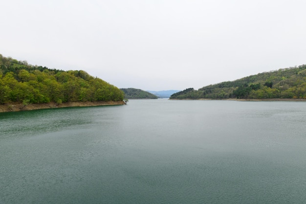 Relajarse paisajes tranquilos de otoño sobre el lago Pertusillo en val d'Agri en la provincia de Potenza Basilicata Italia