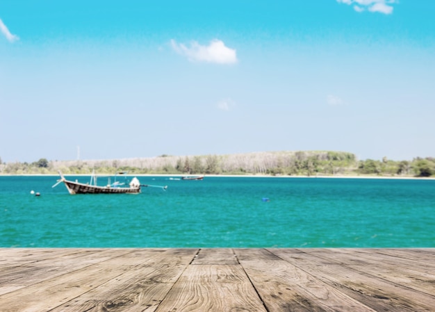 Relajarse vista con barco de madera y mar limpio en tailandia