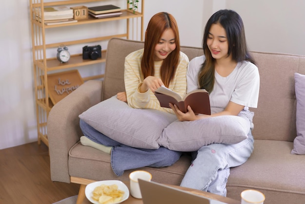 Relájese en casa concepto LGBT pareja lesbiana leyendo y aprendiendo la sagrada biblia juntos en la sala de estar