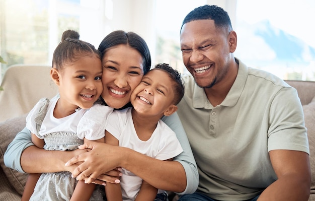 Relájese feliz y retrato de la familia en el sofá para unir tiempo de calidad o sonreír juntos.