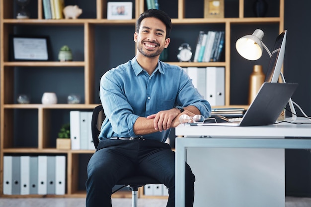 Relájese gerente y retrato del fundador de inicio sonriendo y sentado en la oficina de la empresa emocionado por el futuro Joven trabajador o empleado de negocios feliz y profesional que se siente seguro y orgulloso