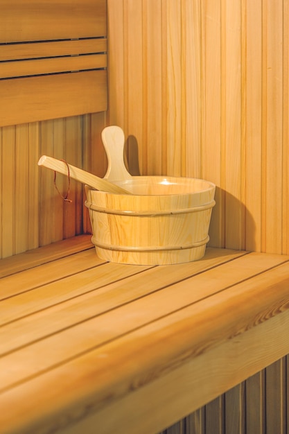 Relájese en la sauna caliente Detalles interiores Sauna finlandesa sala de vapor con accesorios de sauna tradicionales cuchara de lavabo