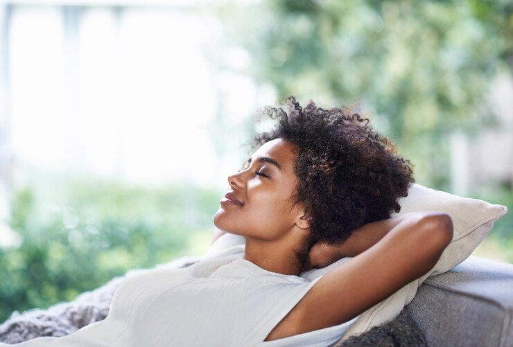 Foto relájese, sonría y una mujer negra en el sofá, duerma la siesta y descanse en un apartamento tranquilo el fin de semana