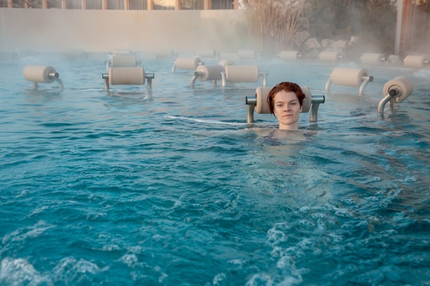 Relájese en termalnix spa, mujer en piscina en invierno.