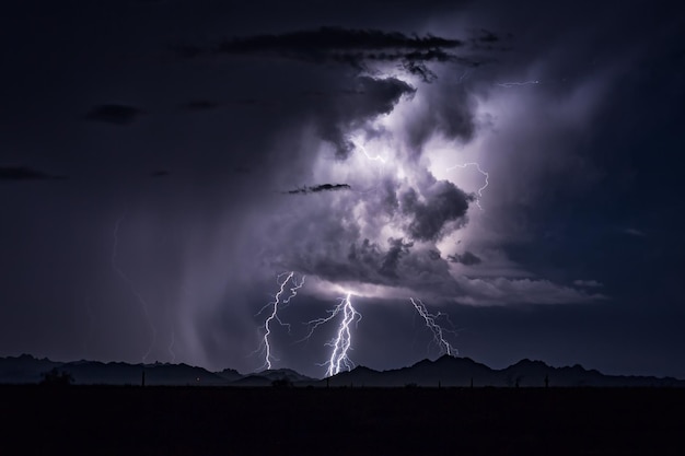 El relámpago en el cielo por la noche