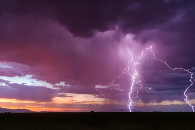 El relámpago en el cielo por la noche