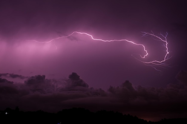 El relámpago en el cielo por la noche
