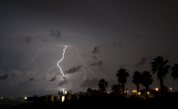 Foto el relámpago en el cielo por la noche