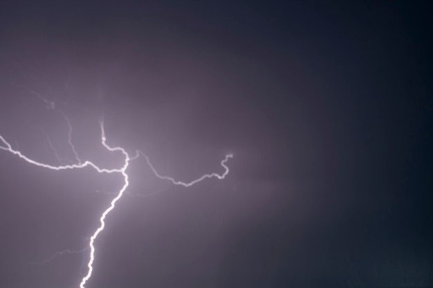 Relámpago en el cielo nocturno