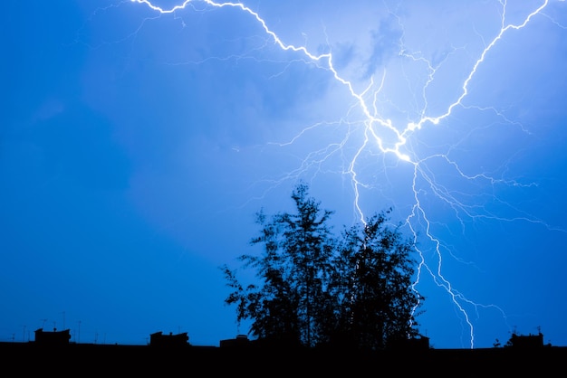 Relâmpago no céu da cidade