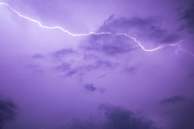 Relâmpago no céu noturno roxo