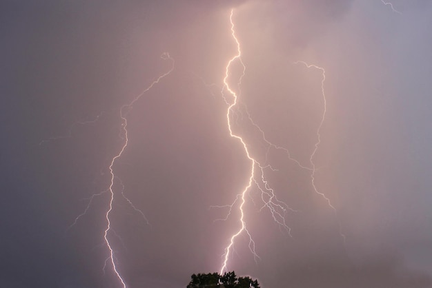 Relâmpago no céu noturno