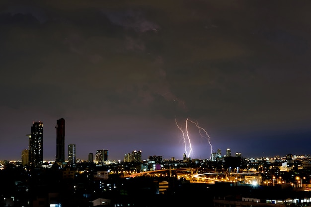 Relámpago en la noche oscura.