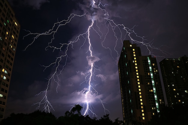 Relâmpago real incrível impressionante no céu noturno de Banguecoque urbana