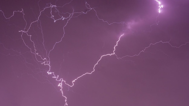 Relâmpago roxo impressionante durante uma tempestade severa