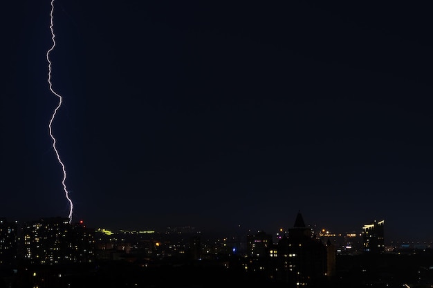 Relâmpago sobre a cidade à noite