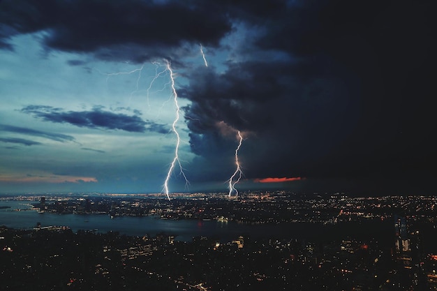 El relámpago sobre la ciudad contra el cielo por la noche