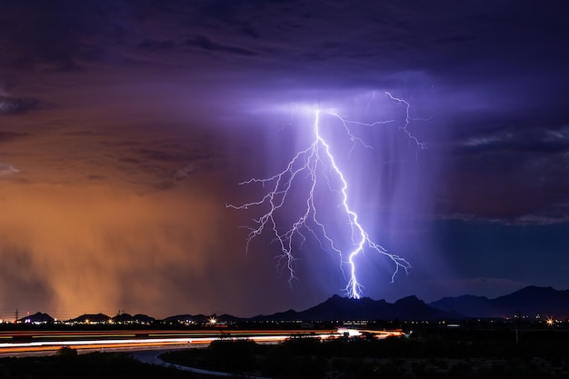El relámpago sobre la ciudad iluminada por la noche