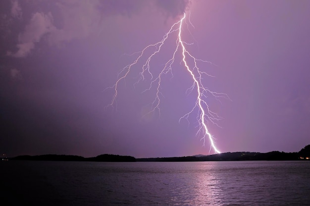 El relámpago sobre el mar contra el cielo dramático
