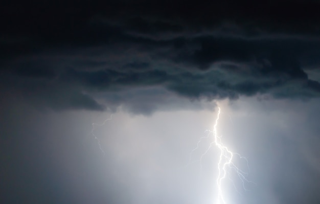 Foto relâmpagos e raios em uma tempestade de verão