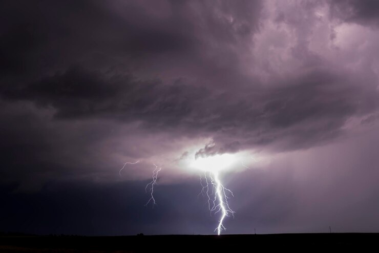 Foto relâmpagos em tempestade de verão com nuvens dramáticas