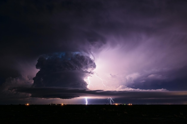 Los relámpagos iluminan una tormenta de supercélulas en el cielo nocturno cerca de la Tierra Texas