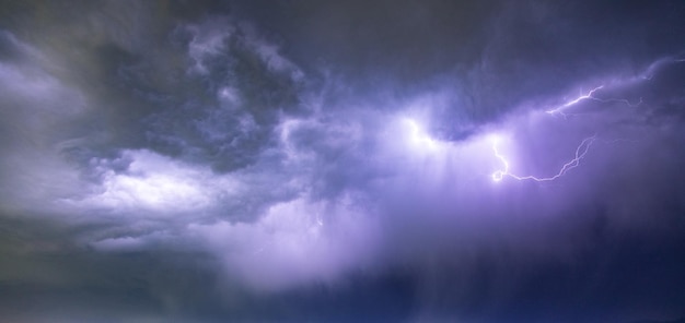 Relámpagos y nubes en la tormenta nocturna.