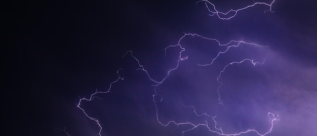 Relámpagos y nubes en la tormenta nocturna.