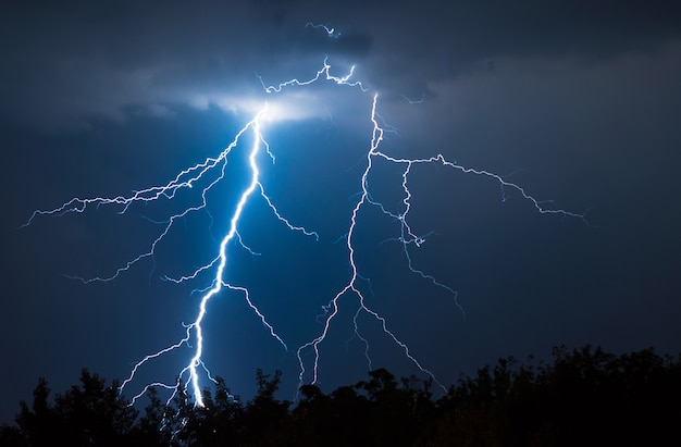 Foto relámpagos y truenos en tormenta de verano