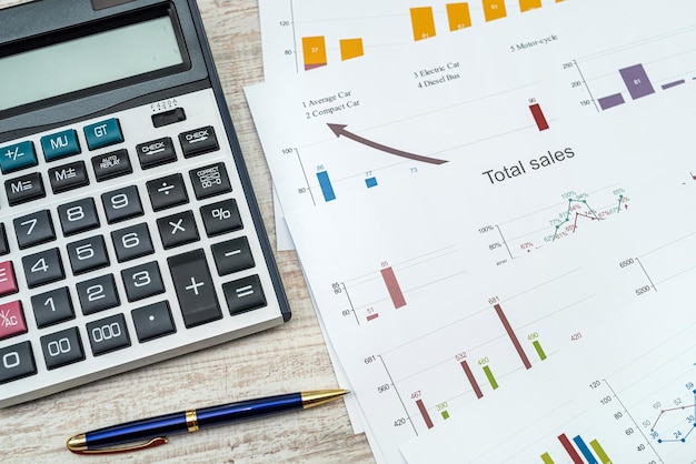 Relatório anual de finanças do gráfico de documento com calculadora de caneta na mesa Contabilidade financeira