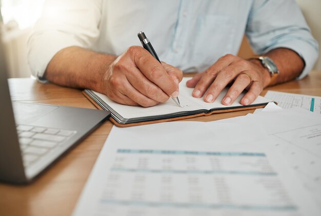 Relatório de finanças de planejamento financeiro e empresário escrevendo notas sobre pagamento na mesa no escritório no trabalho Mãos de contador corporativo trabalhando em gestão contábil e impostos no notebook na mesa