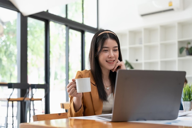 Relatório financeiro de análise de mulher de negócios com computador portátil