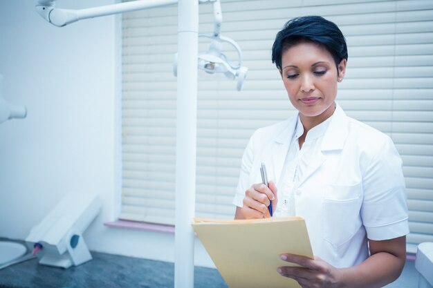 Relatórios de leitura de dentista feminino