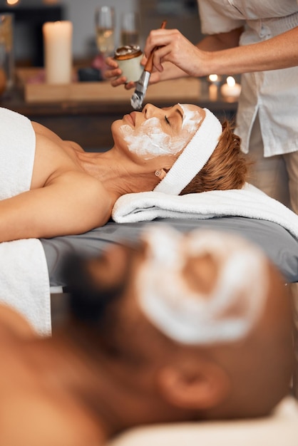 Foto relax mujer spa máscara facial y terapia de bienestar zen para el cuidado de la piel de belleza de lujo con pareja en el complejo vacacional tranquilo rostro femenino cosméticos limpios y paz desintoxicación holística y masaje corporal saludable