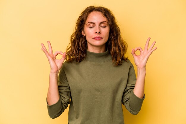 Relaxa após um dia de trabalho duro, ela está realizando ioga