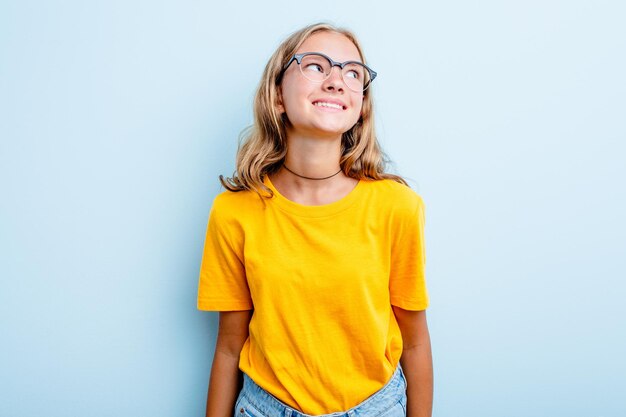 Relaxado e feliz rindo pescoço esticado mostrando dentes