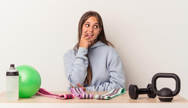 Relaxado pensando em algo olhando para um espaço de cópia