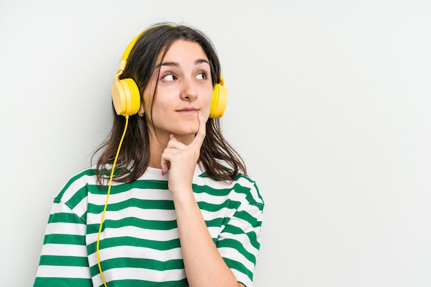 Relaxado pensando em algo olhando para um espaço de cópia