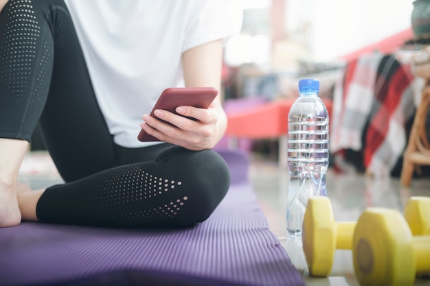 Relaxamento após exercício em casa. fique em casa e estilo de vida saudável.