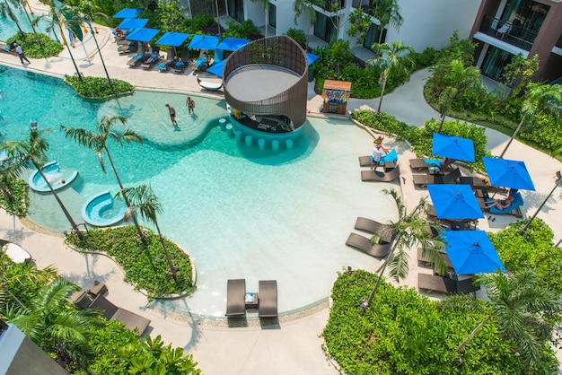 Relaxando nas férias de verão da piscina azul grande É hotel de luxo Piscina grande vista superior