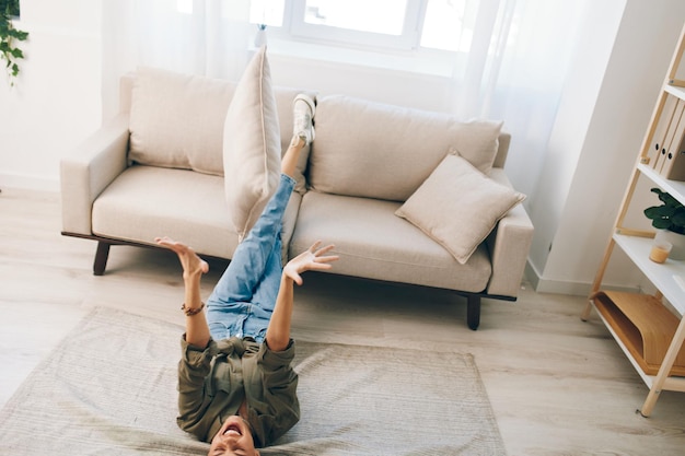 Relaxando-se num apartamento moderno e aconchegante Uma mulher feliz deitada no sofá Desfrutando de um estilo de vida pacífico e despreocupado